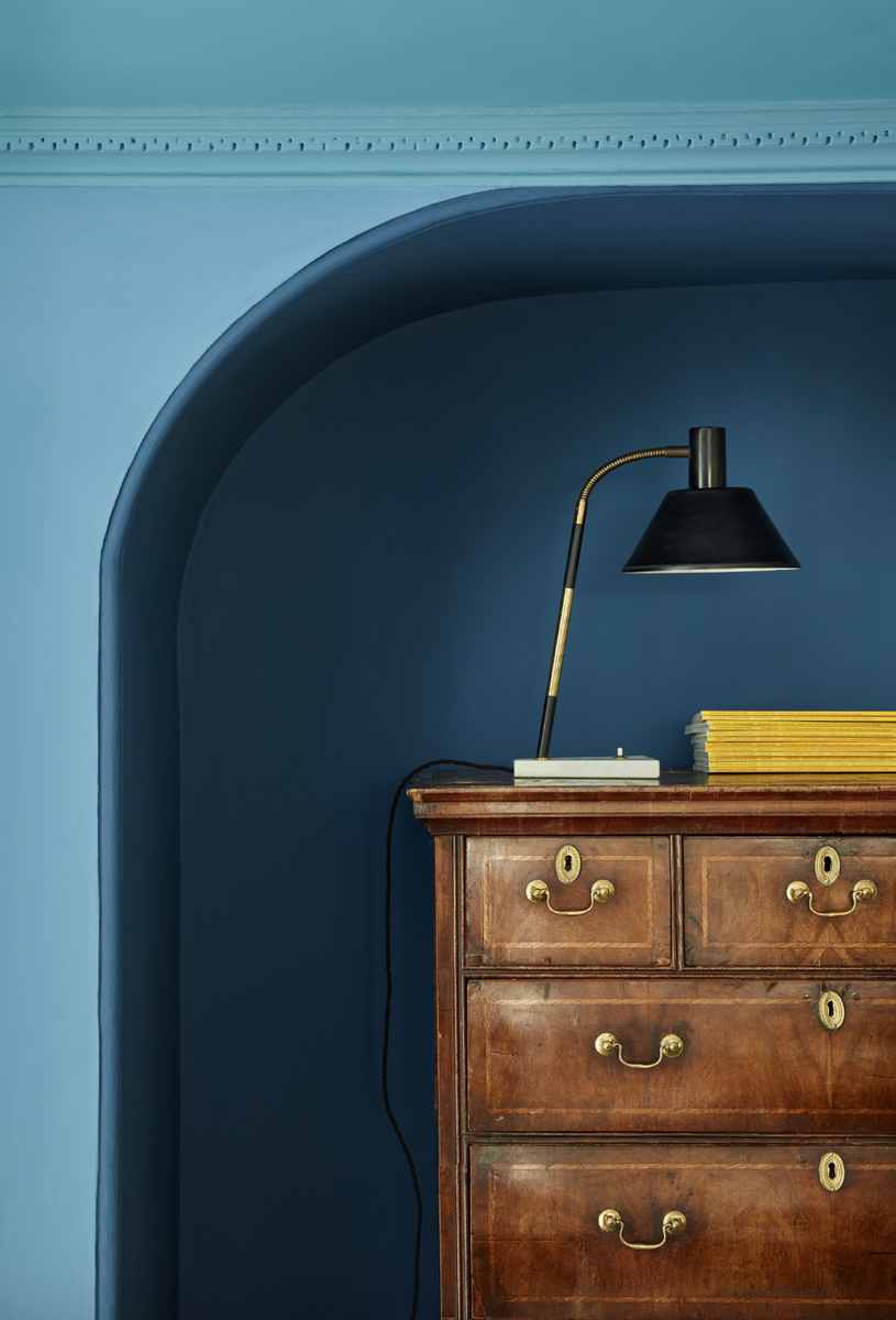 Потолок – Blue Verditer, Светлая часть стены – Tivoli, Темная часть стены – Woad, все Little Greene

