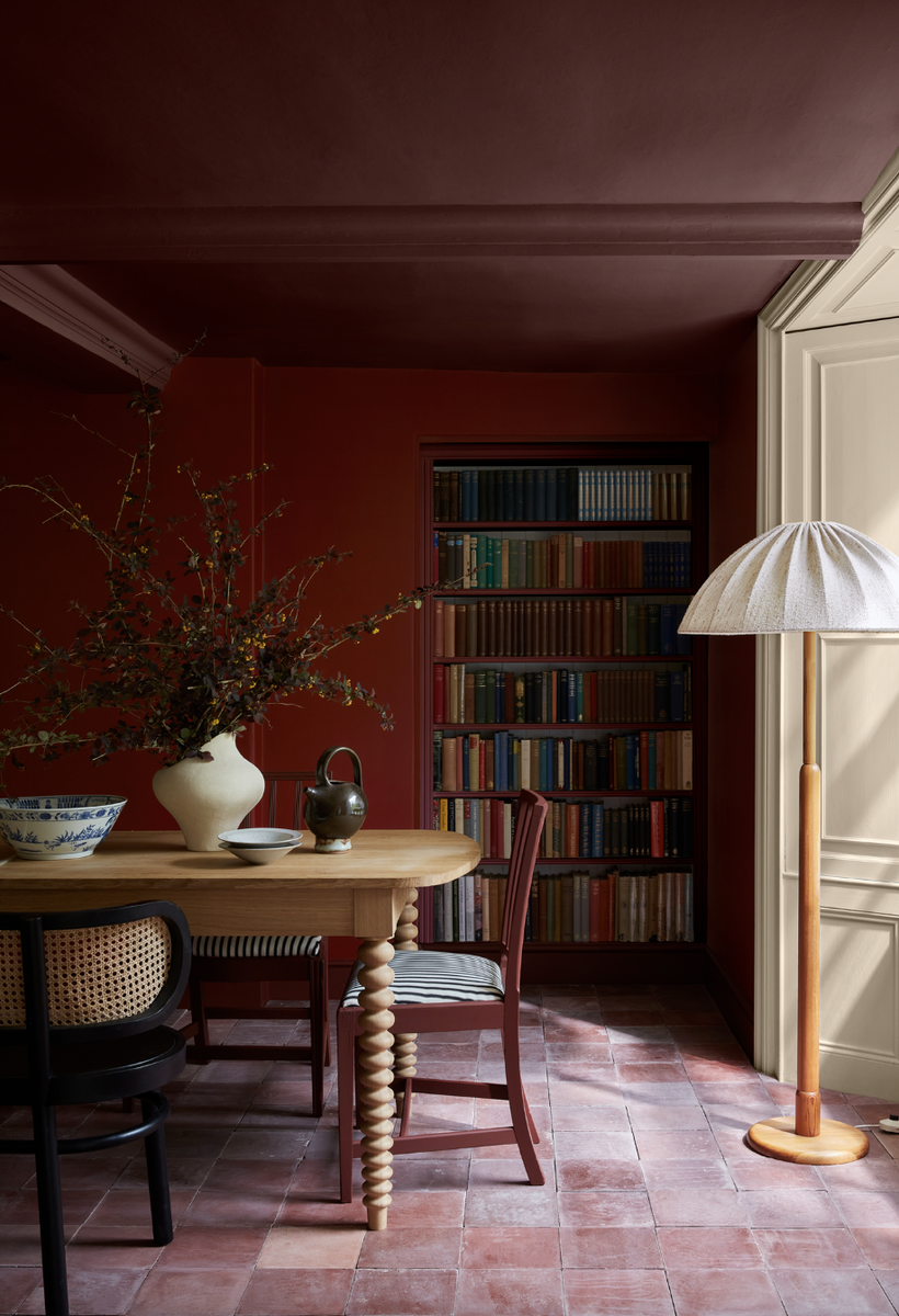 Потолок – Arras, Стены – Bronze Red, Область окна – Mushroom, все Little Greene