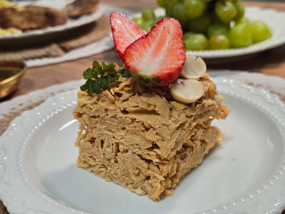 Божественный, нежный, в меру сладкий с легкой хрустинкой, мммм...