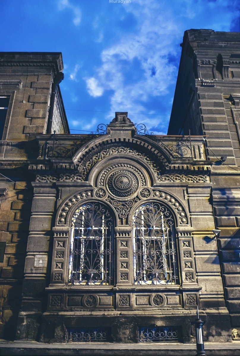 Кружево из камня, которое скрывается на узкой улице. Стоит лишь поднять глаза…