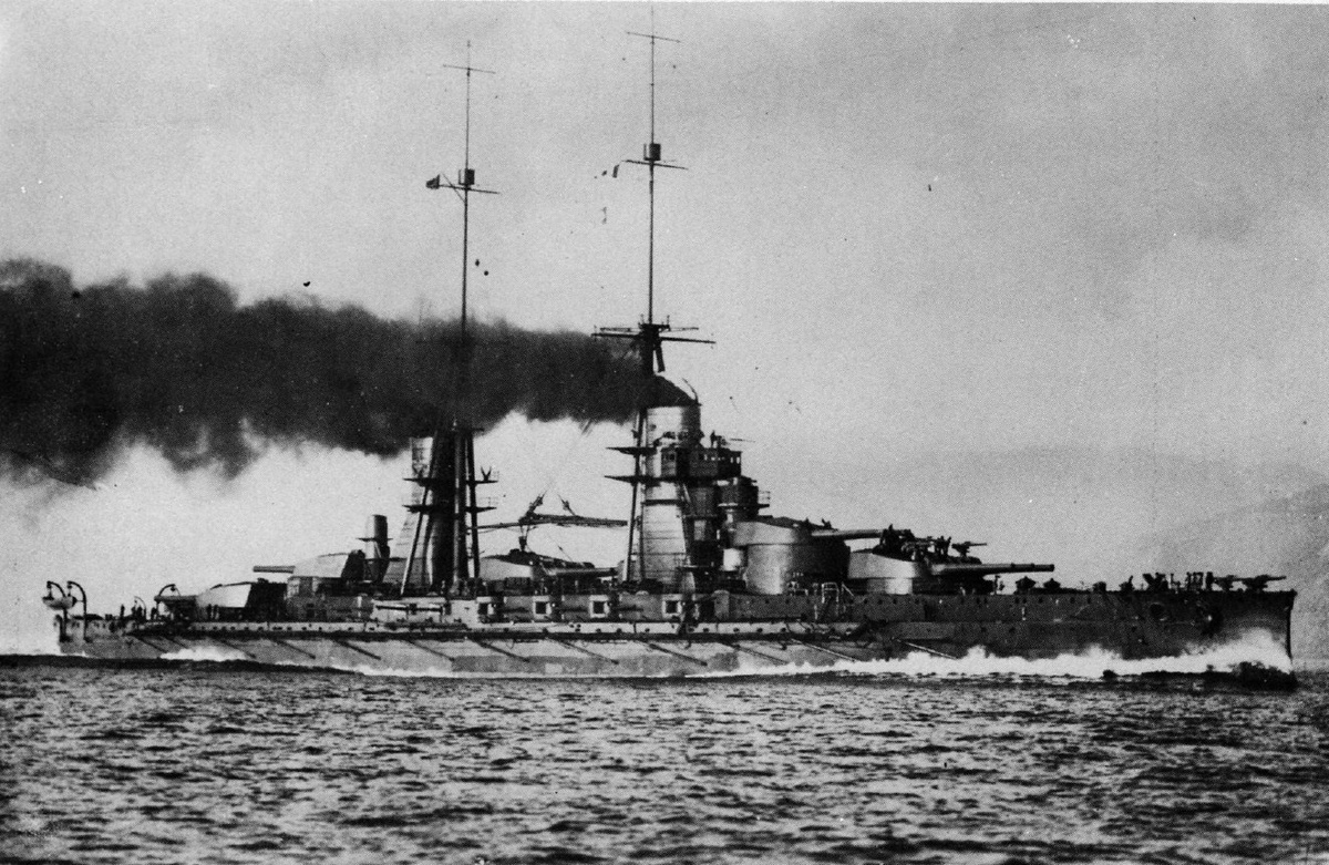 «Конте ди Кавур» на ходовых испытаниях в районе Специи, 15 января 1915 года (скорость – 22
узла)