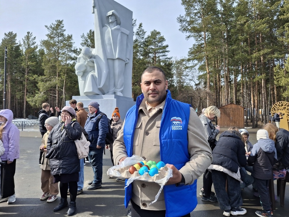 Брутальный мужчина с яйцами от прартии "Единая Россия". Фото: соцсети перворальской городской администрации