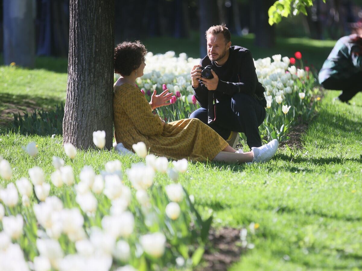    Молодые люди на Чистопрудном бульваре в Москве | © РИА Новости / Виталий Белоусов