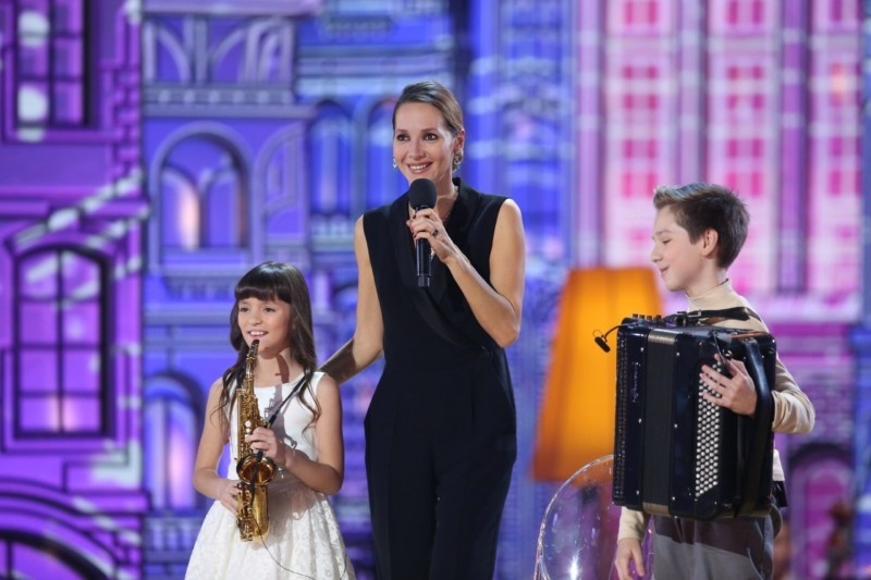    Дарья Златопольская с юными талантами на проекте «Синяя птица».