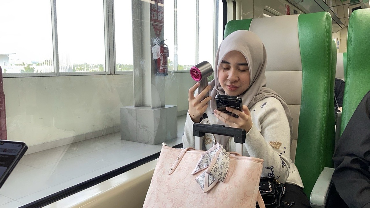 ХОТЬ ЭТО И ЭКСПРЕСС, НО В ВАГОНАХ ОЧЕНЬ ДУШНО - ПРАКТИЧЕСКИ ВСЕ ДЕВУШКИ ПОЛЬЗУЮТСЯ МИНИ-ВЕНТИЛЯТОРАМИ 