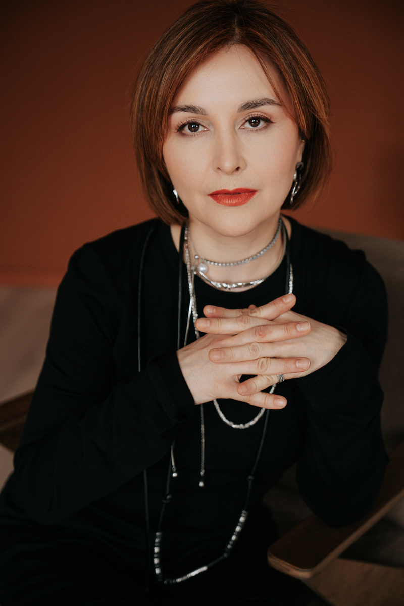 За последние 5 лет мой подход к здоровью стал бережным, осознанным и — наконец-то — по-настоящему эффективным. Всё началось с генетики и простого вопроса: «Чего мне не хватает, чтобы чувствовать себя живой? Нет единой «волшебной таблетки» для кожи. Теперь я ищу  все ответы внутри (фото 2025 г.)