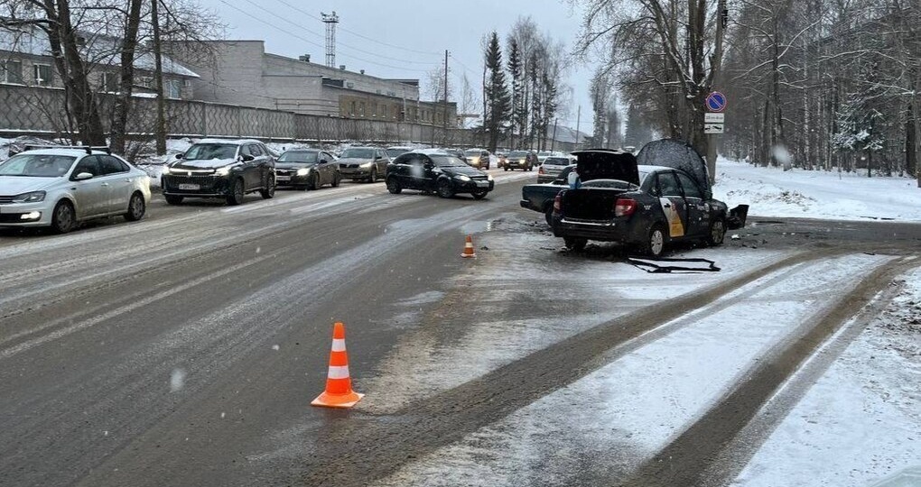 В Сыктывкаре пассажирка такси пострадала в ДТП по вине лихача