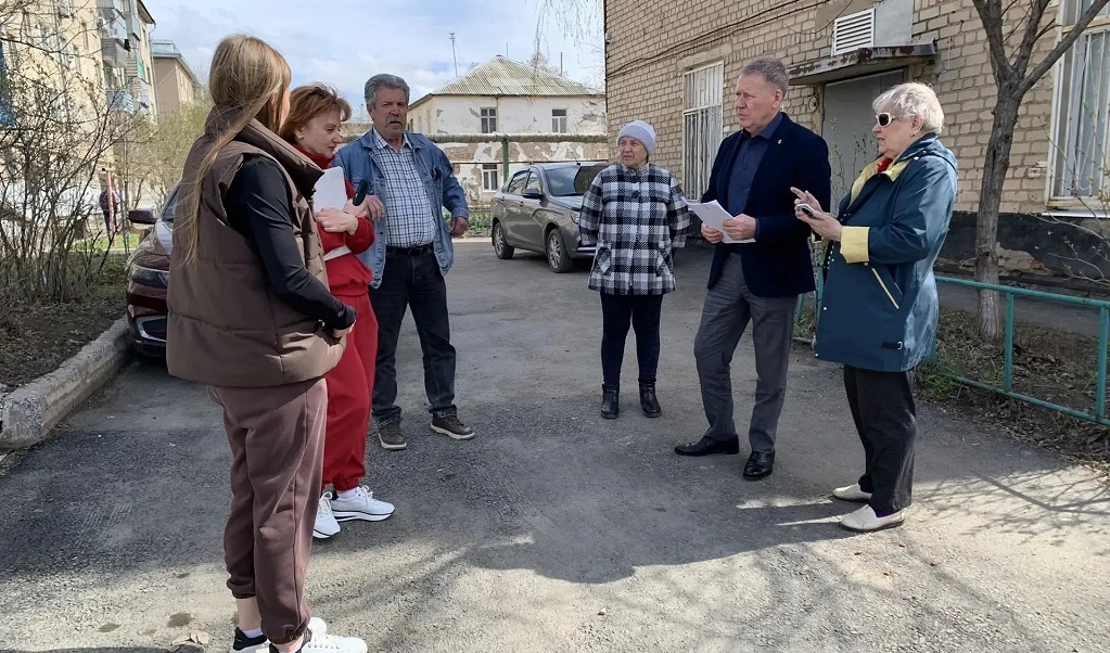    В Оренбурге автосервис занял парковку около многоквартирного дома, которую жители сами заасфальтировали