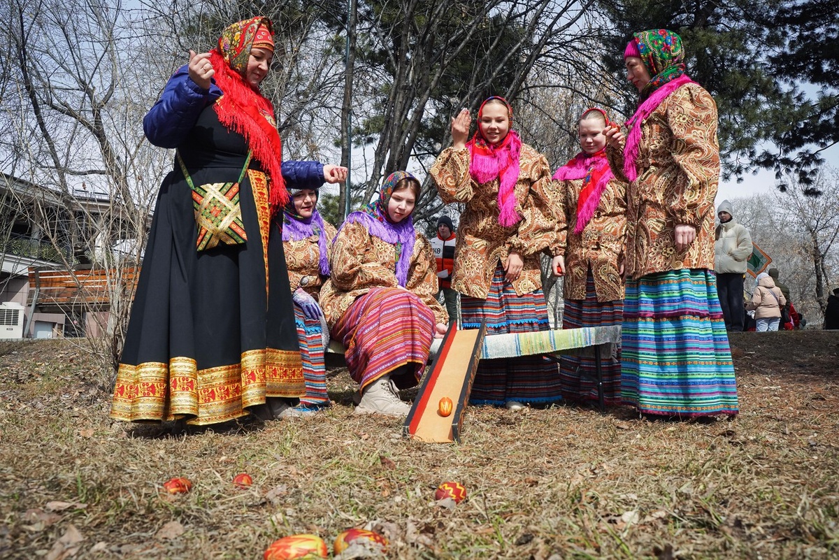 катание крашенных яиц