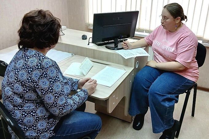 Дудникова Юлия Александровна ведёт беседу с мамой ребёнка