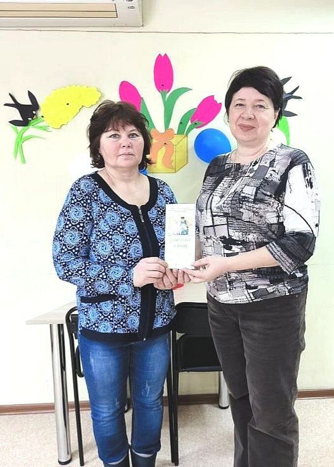 Мама ребёнка и Некрасова Татьяна Николаевна держат буклет