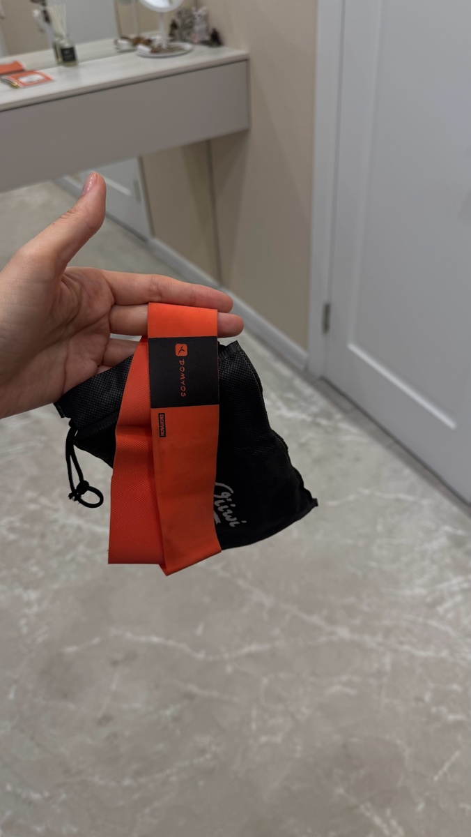 Место занятий сейчас у меня – в прихожей, инвентарь – резинки)