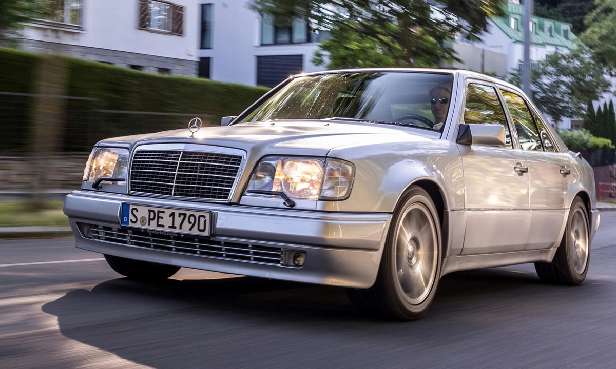 Mercedes-Benz W124 E 500 выглядит неброско, но разгоняется быстро