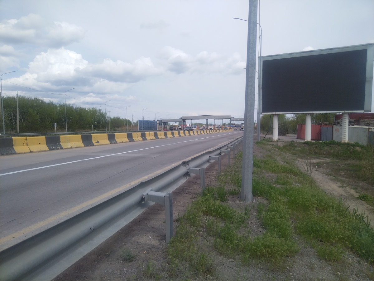 Начало платной автотрассы около села Арман, относящегося к селу Отеген Батыр (ГРЭС). Кроме ПВП, ничего из инфраструктуры не засёк. Фото из личного архива.