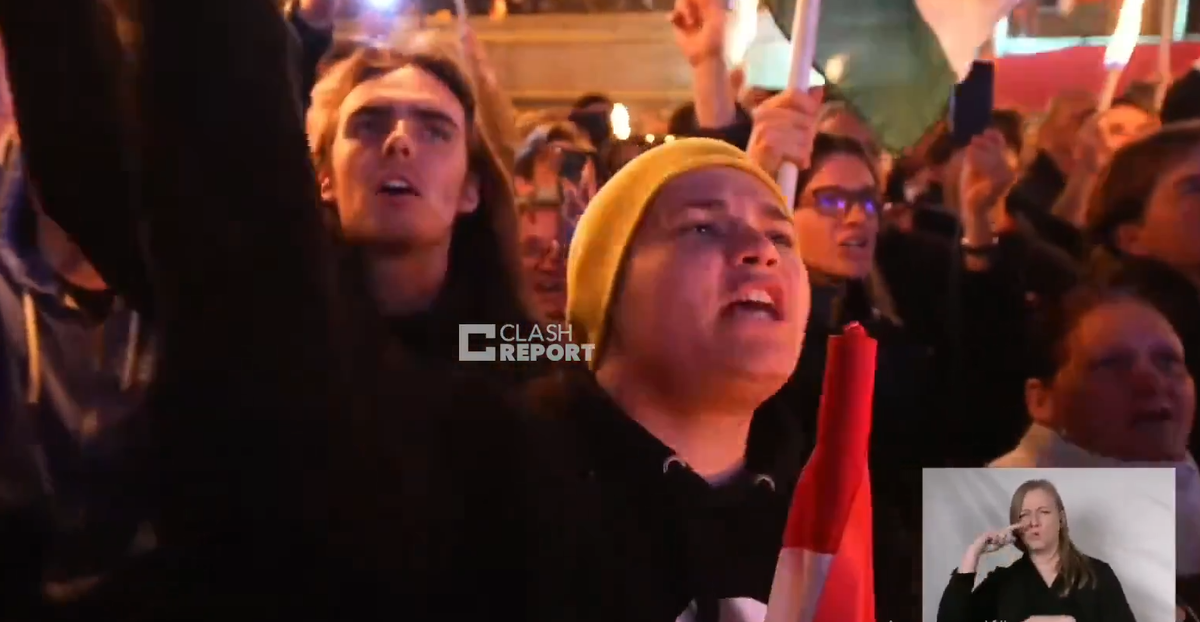 Скриншот с видео на венгерском телевидении. Толпа на победном митинге "Тиса" скандирует: "Русские - домой!"