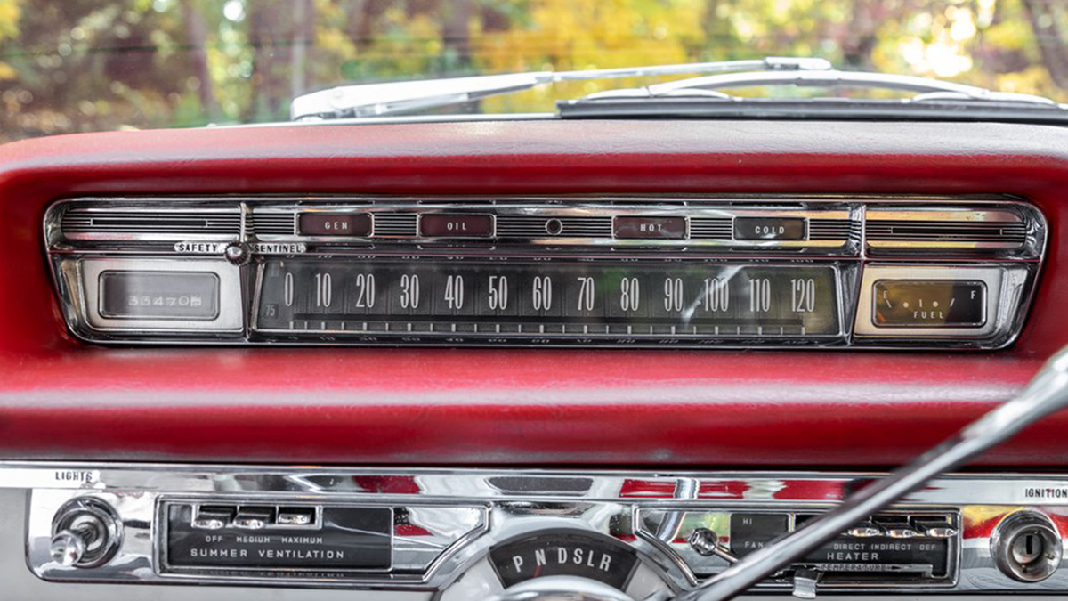 Ленточный спидометр - обычное дело в автомобилях той эпохи, однако в Oldsmobile 88 вместо привычной стрелки по шкале двигалась цветная полоса (лента), которая меняла цвет в зависимости от скорости