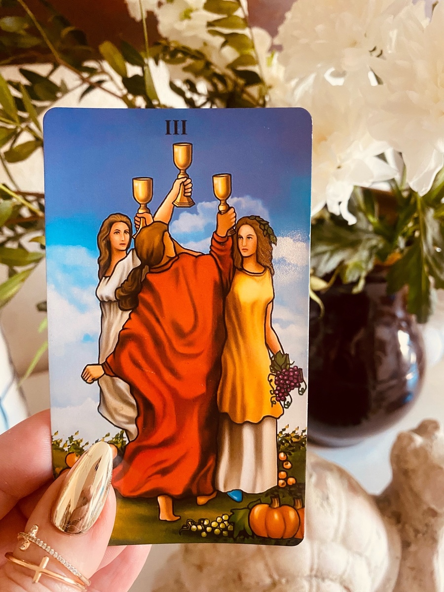 С любовью к каждому . Наташа Эльберг- более 25 лет непрерывно практикующий кризисный психолог, энергопсихолог , автор книг -бестселлеров , автор методики ментальной трансформации и коррекции любых жизненных ситуаций с помощью специальных энергопрактик. Автор мастер энергетического таро.