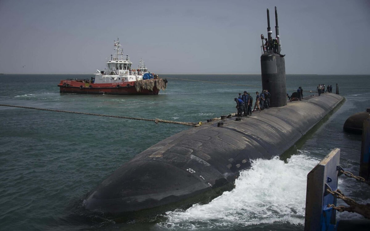 Подводная лодка USS Boise (SSN 764) после запланированного захода в порт Дукм, Оман, 18 августа 2014 года.