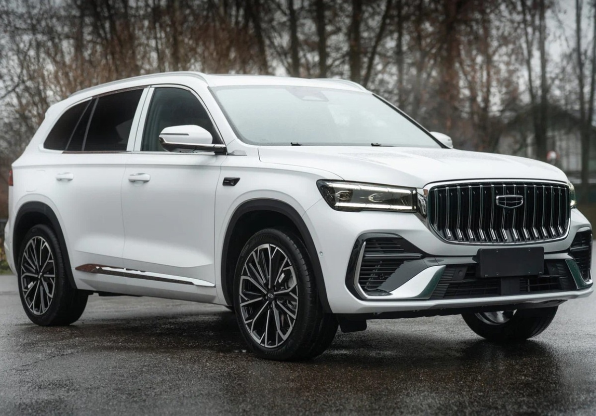 Geely Monjaro в белом кузове