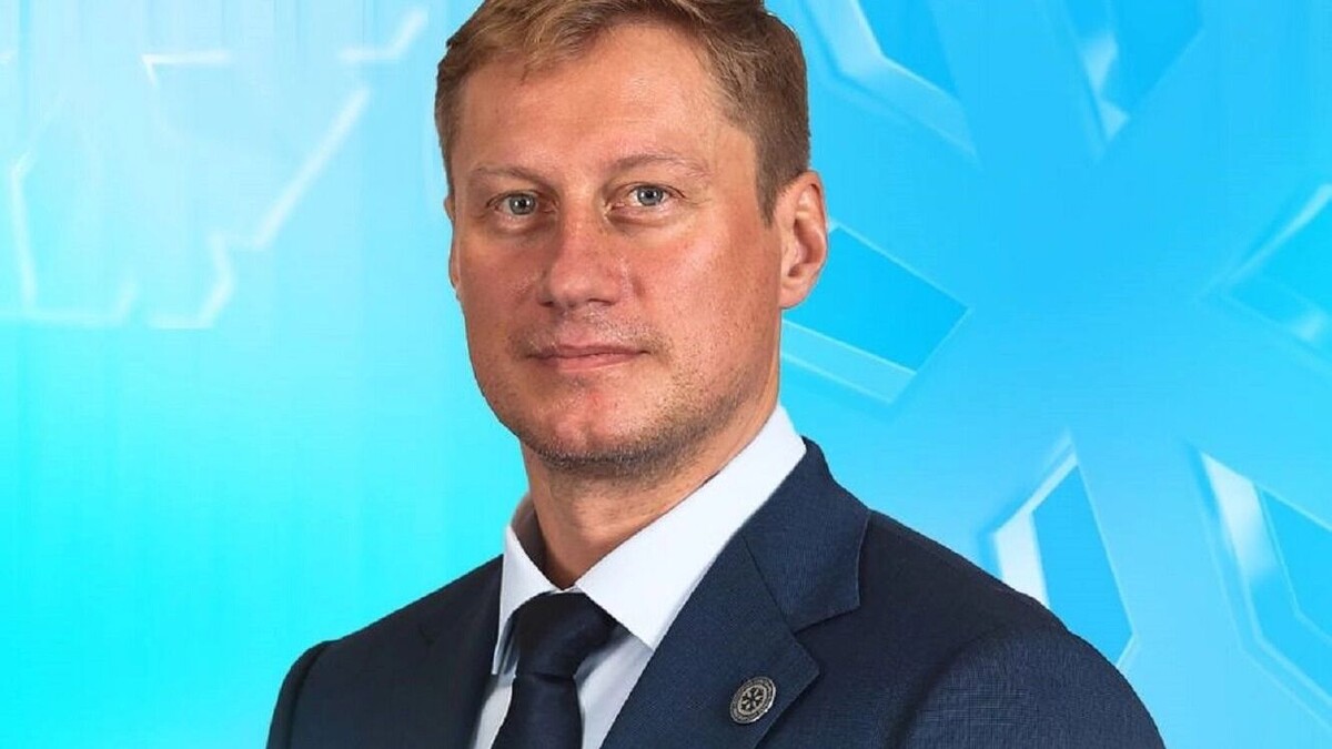    Главный тренер Люзенков проработал меньше года, но ему предложили остаться еще на три   ХК «Сибирь»