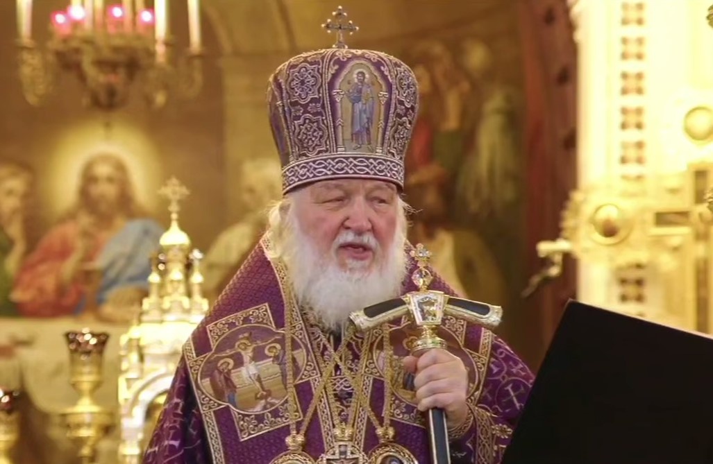 Патриарху показывают текст, что празднуется Великий четверг, а не Рождество.