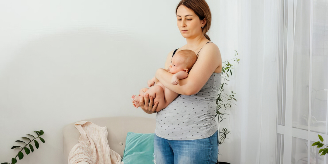 Почему после родов не уходит вес: гормональный ликбез для мам, которые устали себя винить