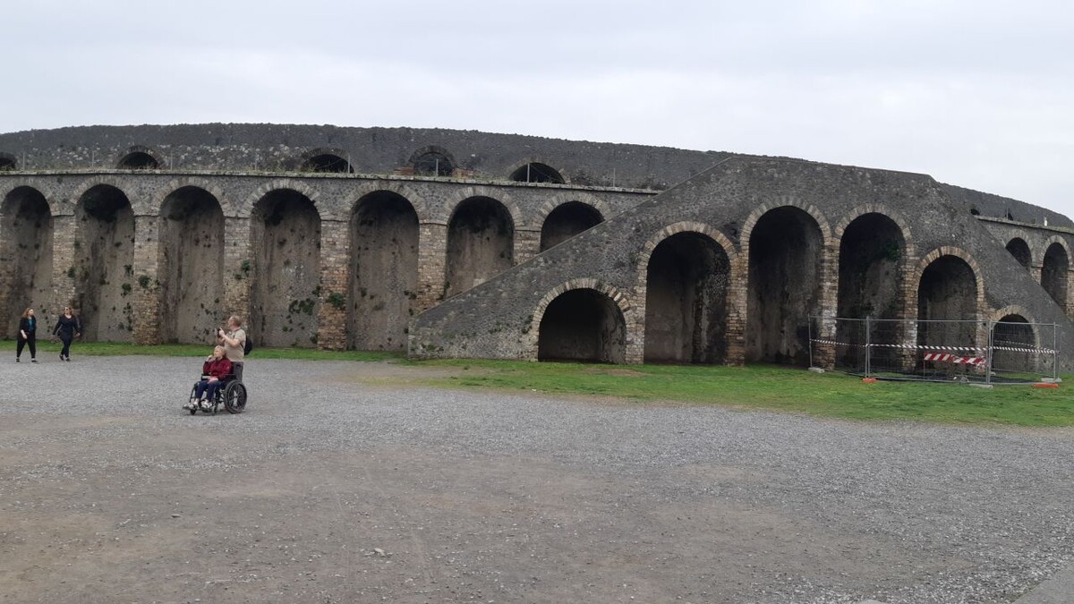 Снаружи амфитеатр кажется низким, но арена была построена на уровень ниже, поэтому войдя вовнутрь видишь истинные размеры. Ряды были рассчитаны на 30 тыс. зрителей. 