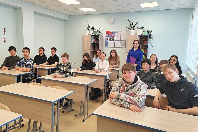 Ученики сидят за партами