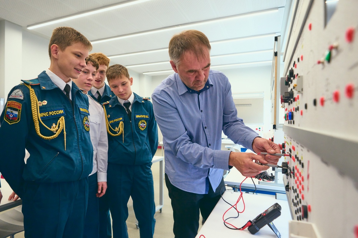 Современное оборудование позволяет изучать слесарное дело в условиях, близких к производству. Фото: Владимир Авдеев / «Медиацентр»