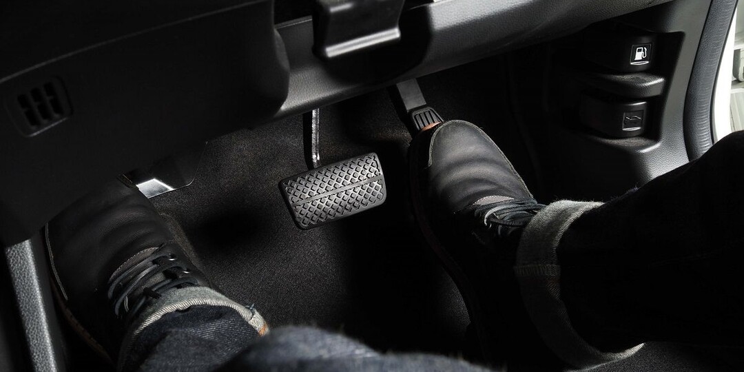Педали в машине: что нажимать и когда?