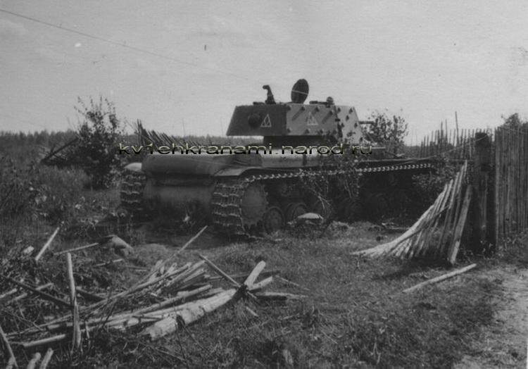 Экранированный танк КВ-1 производства ЛКЗ выпуска июня 1941 года с заводским номером М-4801 в деревне Стояновщина (коллекция автора)