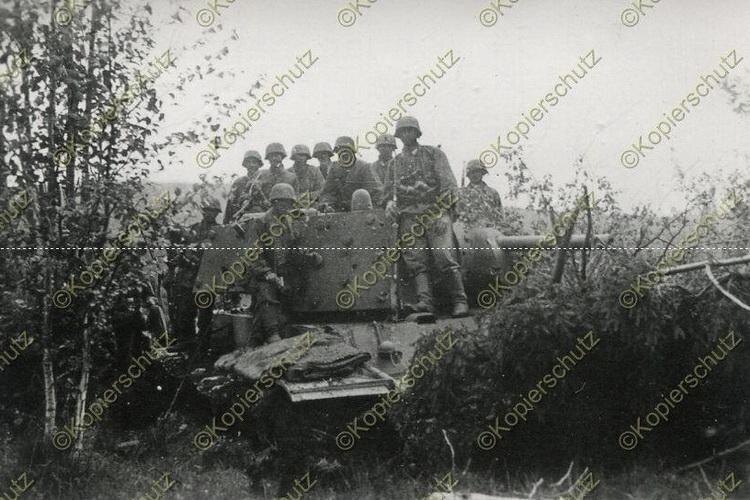 Экранированный танк КВ-1 производства ЛКЗ выпуска июля 1941 года с заводским номером М-4870 в деревне Стояновщина