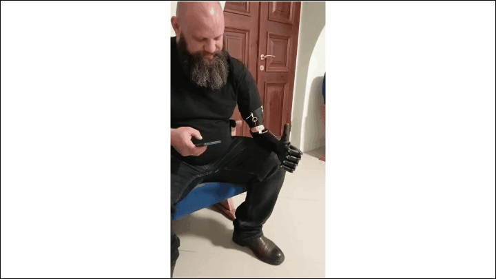    Бионическая рука в действии. Видео предоставлено Виталием Павловским