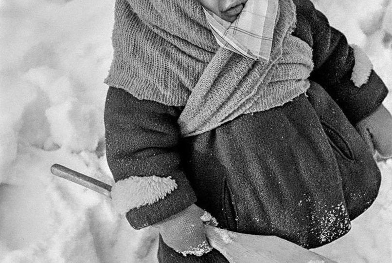 ПО ДОРОЖНОМУ КРЕСТ-НАКРЕСТ... Ещё много нас — тех, кого в детстве на зимнюю прогулку поверх шапки-шубки.