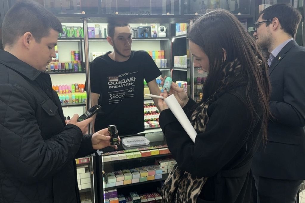 Пока родители обсуждают вред вейпов, молодёжь региона организует рейды по торговым точкам, продающим электронные сигареты. Источник: Молодежный парламент Волгоградской области📷    Попкорновая болезнь и липоидная пневмония: врачи Волжского рассказали, чем опасны вейпы
