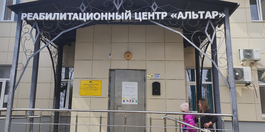 Чужую беду руками разведу, проще развести руками ,чем помочь решить проблему.