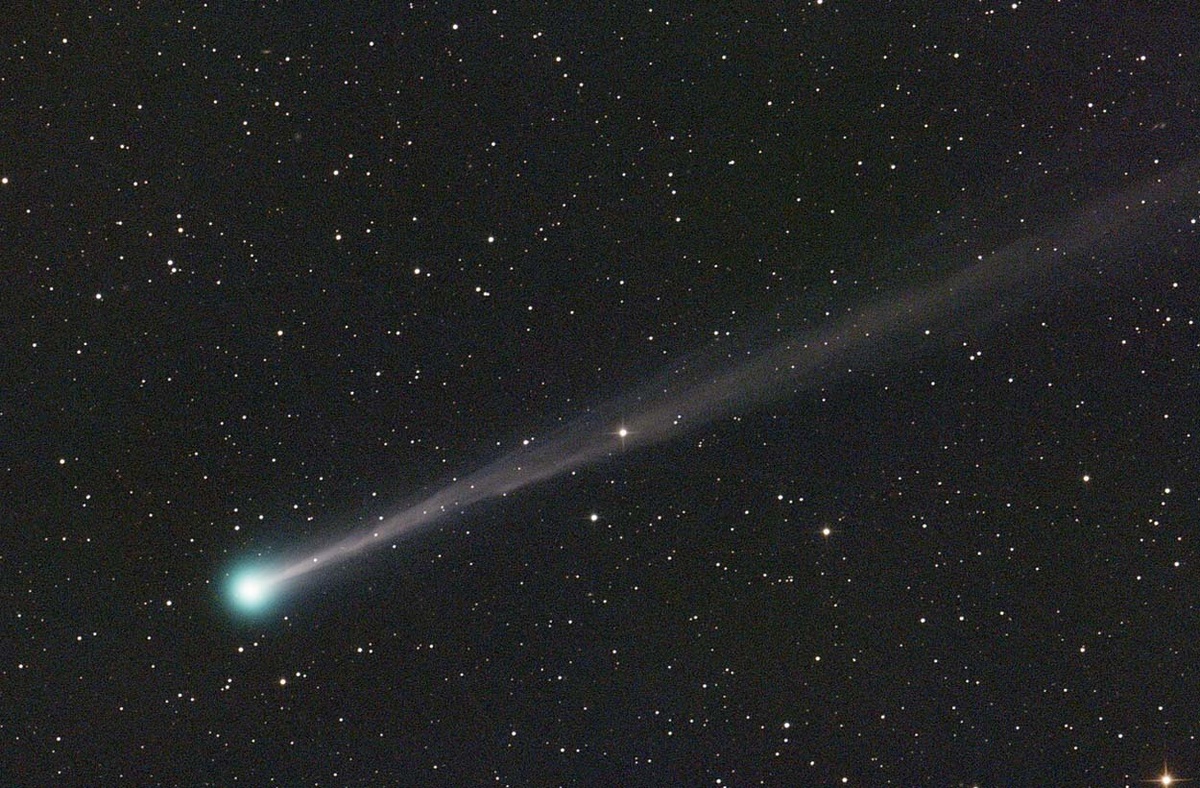 Комета C/2025 R3 (PanSTARRS) с ярко выраженным ионным хвостом, снятая 8 апреля 2026 года на востоке Крита / © Dimitrios Katevainis