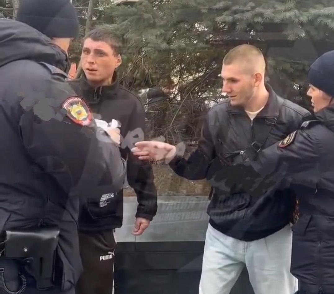 Молодых людей задерживают прибывшие сотрудники полиции. Скриншот с видеоAdmin  📷
