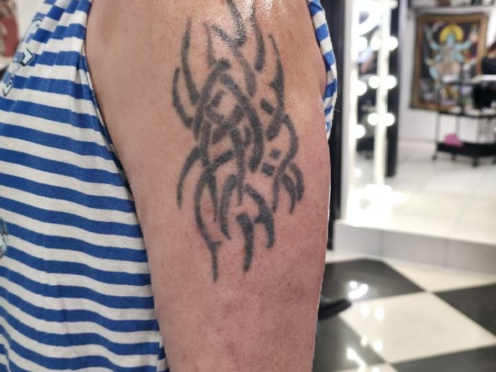 Перекрытие древней татуировки сделанной в армии