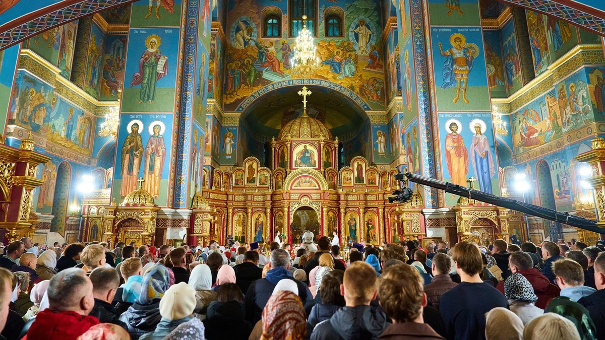    Более 100 храмов Югры в пасхальную ночь открыли двери для прихожан