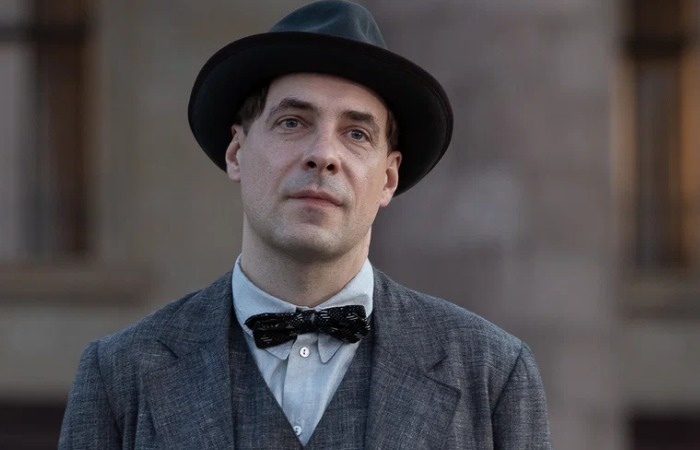    Артист Евгений Цыганов.