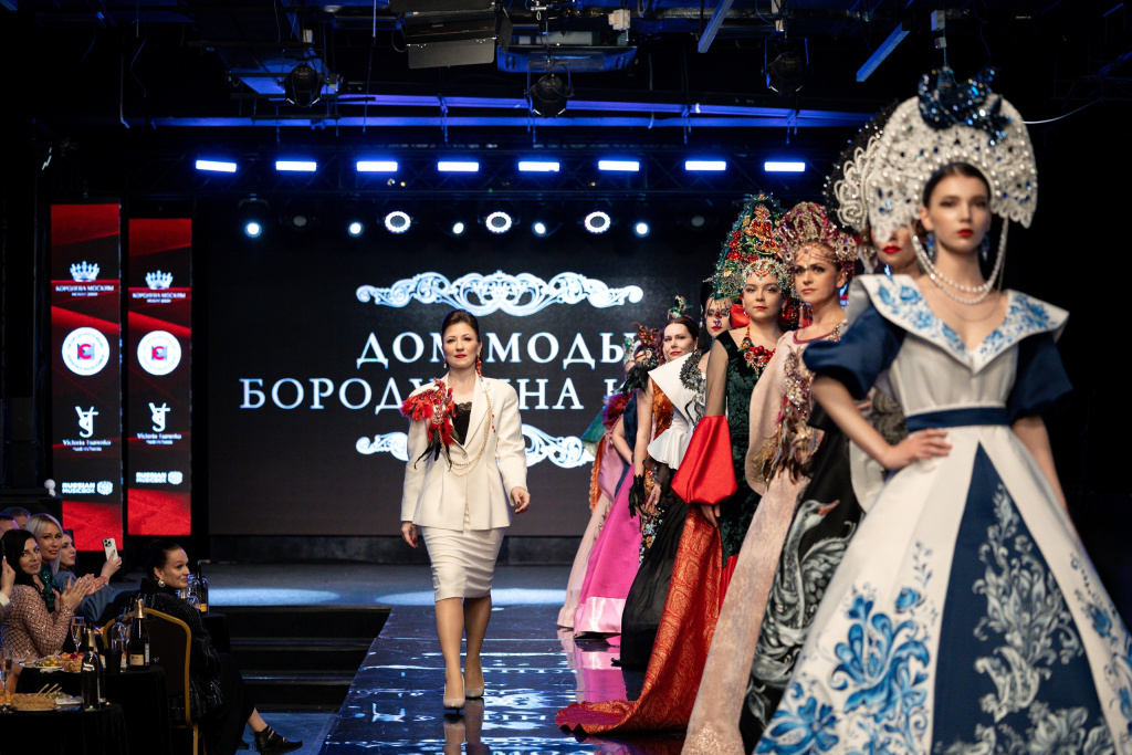 Юлия Бородулина стала центральной персоной модного показа "Fashion Day Подиум".
На мероприятии с большим успехом была представлена премьерная коллекция "Редкая птица".