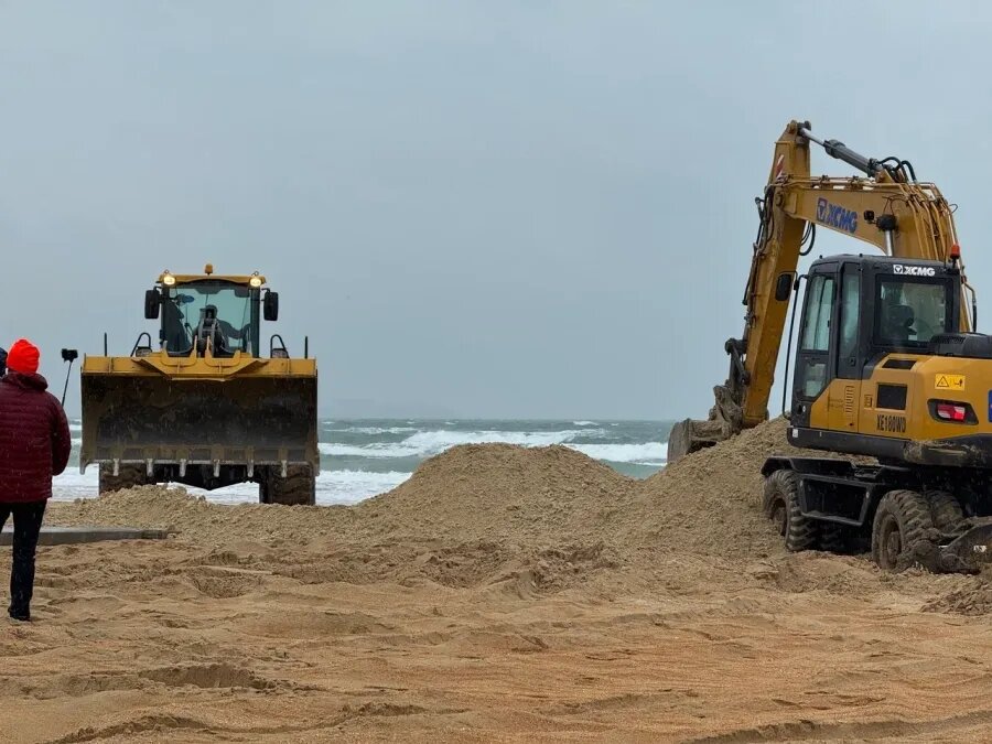 На пляж курорта Miracleon привезли около 40 тысяч куб. м песка из одного из карьеров возле Анапы // Фото: пресс-служба Miracleon 