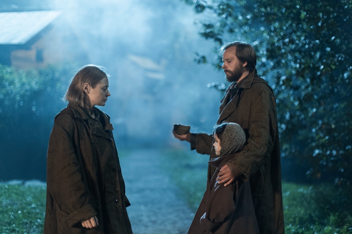 А вы согласны с тем, что атмосфера в сериале гнетущая и напряжённая?