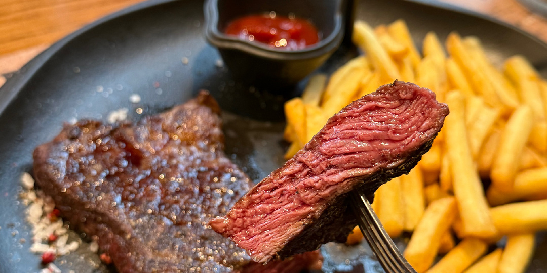 Гриль Хаус на Ботаническом саду. Стейки по 450₽.