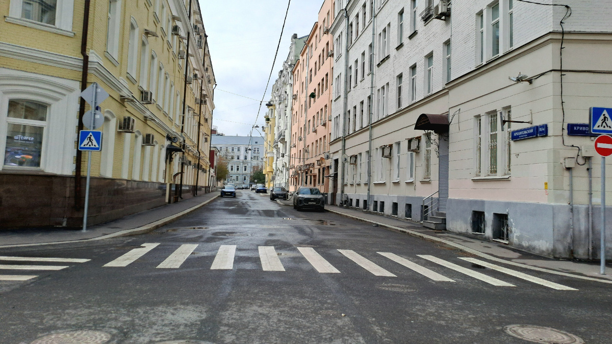 Переулок тих и безлюден.