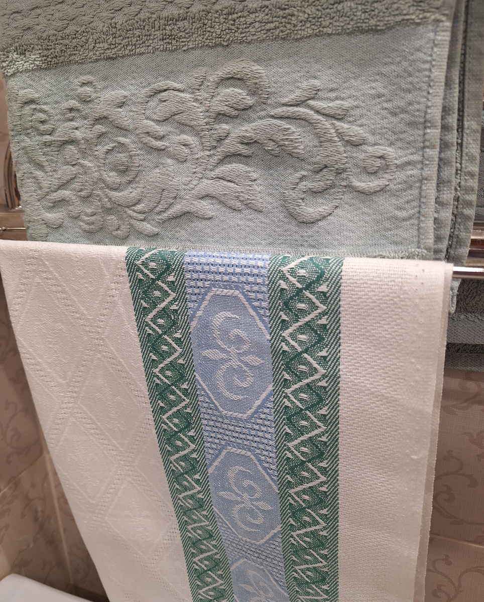 Нижнее, новенькое ещё. Кайма соткана контрастной змейкой, вензеля "королевские" по середине каймы, и сама белая ткань с выработкой