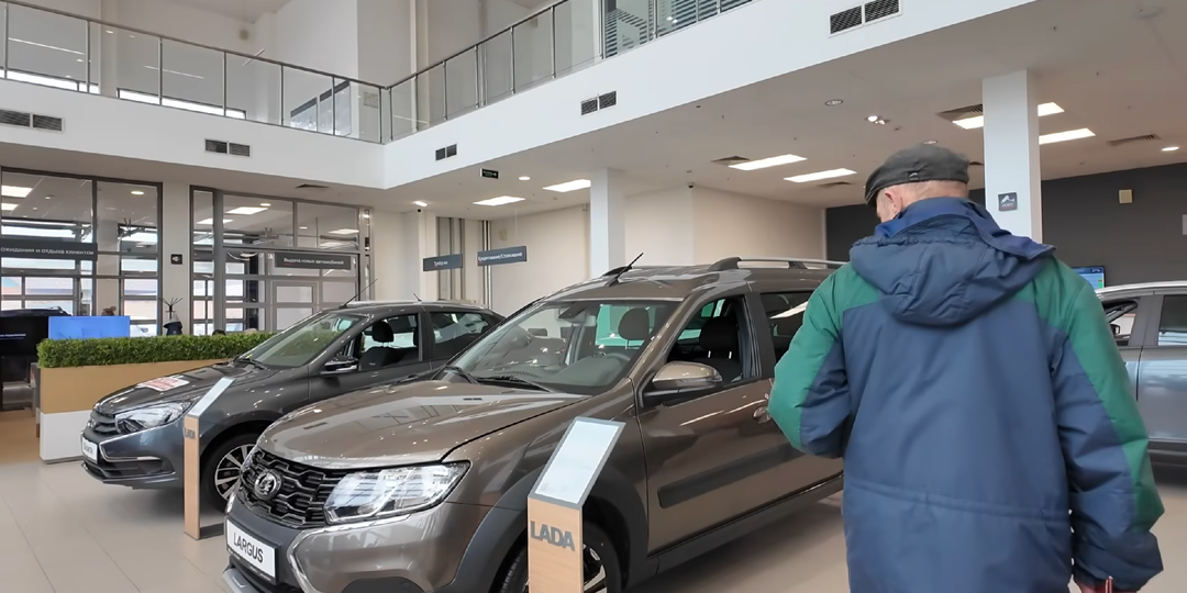 Зашел в салон Лада в середине апреля 2026 и понял главную причину - почему продажи Лады летят вниз. Делюсь с вами подробно