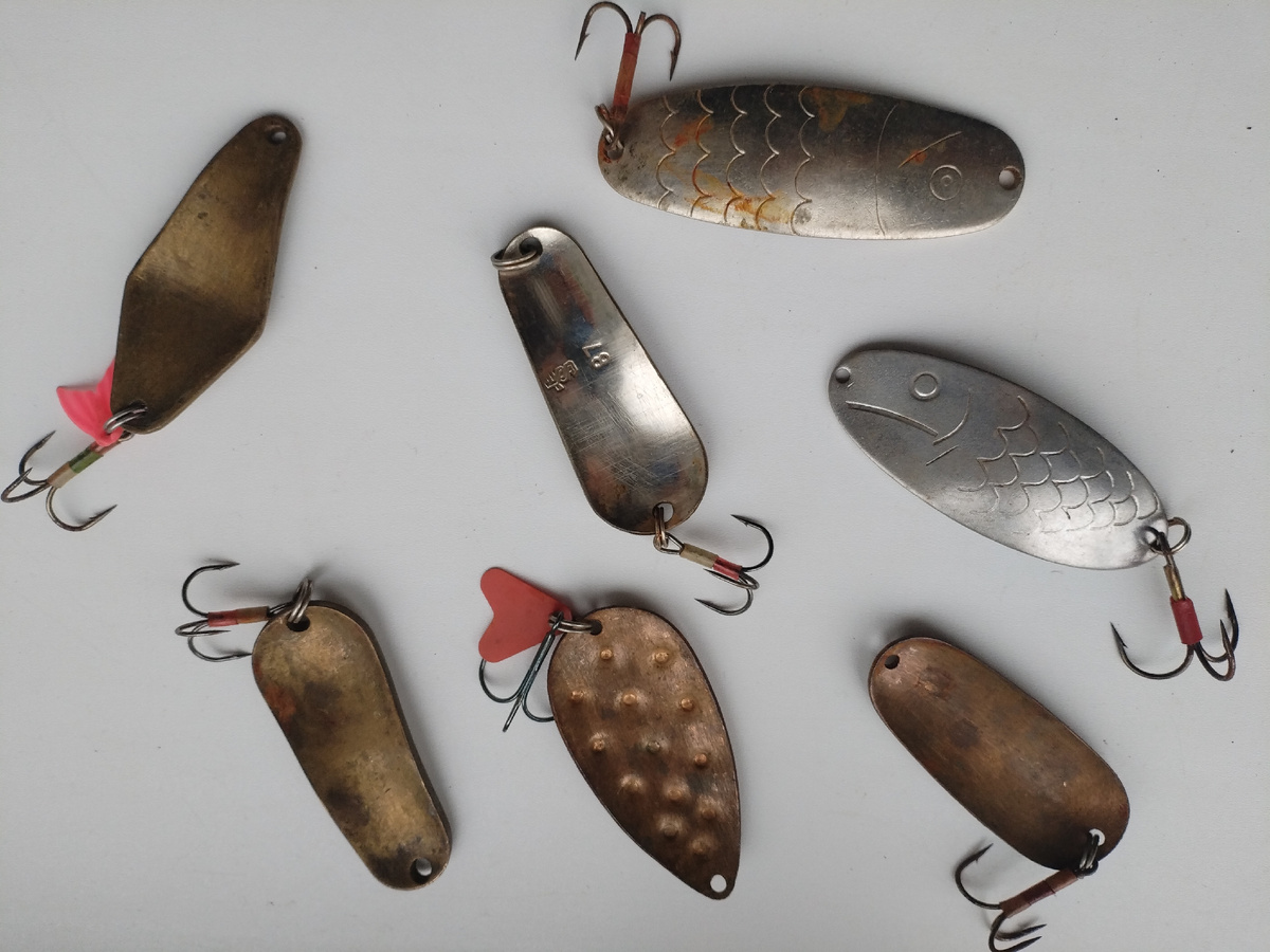   Всех приветствую! На днях я разбирал свои приманки и наткнулся на свою коробочку с колебалками.  Давно я ими уже не ловил, но всегда брал с собой, когда ходил на щуку. И время от времени ими пользовался. В основном в ход шли популярные модели:  Mepps Syclops, Шторлинг, Атом. Но в коробке у меня ещё имеются старые советские приманки, с указанным на них ценой, рублях и копейках. Некоторые модели мне так и не известны. Мне стало интересно, а у нас на Вятке делали их или нет? Покопавшись, в интернете я наткнулся на такую статью;