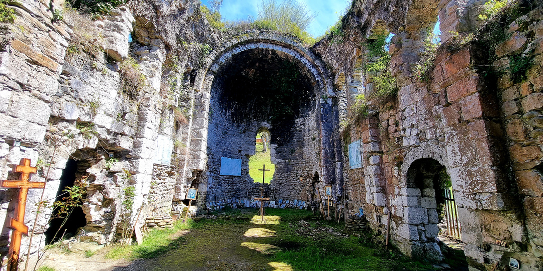 Абхазская Пасха в ущелье Амбара. Как нас чуть не сдуло, но мы всё равно зажгли